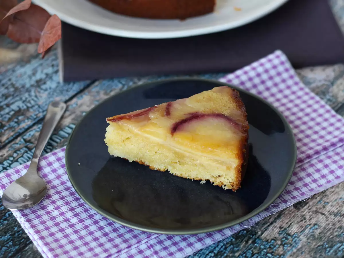 Obrnjena breskova torta – sočna, mehka in karamelizirana - fotografija 3
