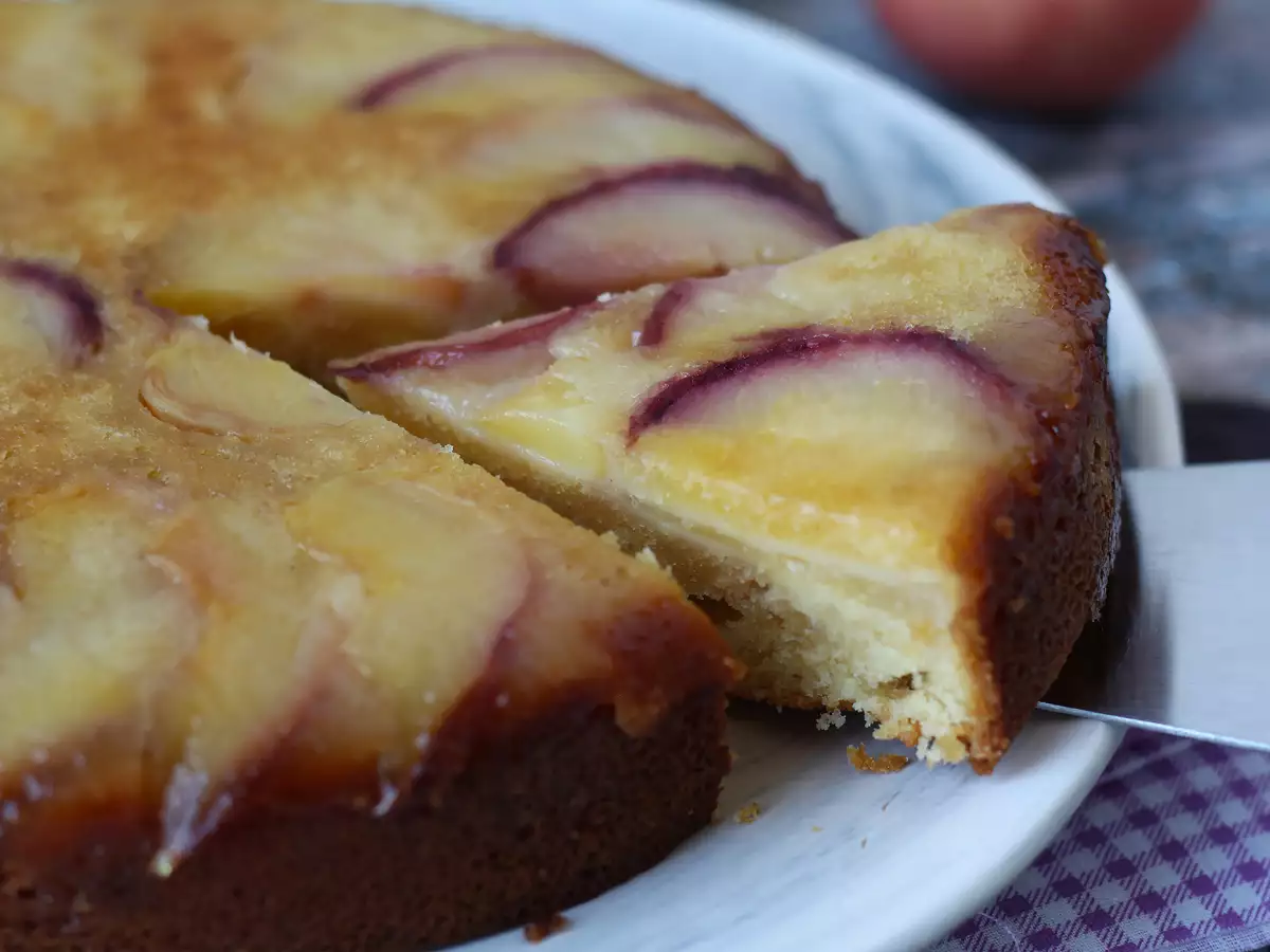 Obrnjena breskova torta – sočna, mehka in karamelizirana - fotografija 4