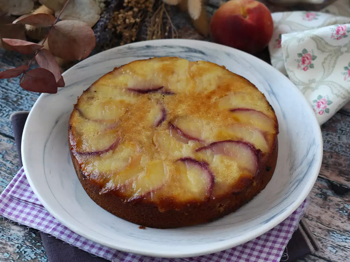 Obrnjena breskova torta – sočna, mehka in karamelizirana - fotografija 5