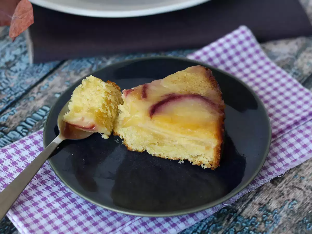 Obrnjena breskova torta – sočna, mehka in karamelizirana - fotografija 6