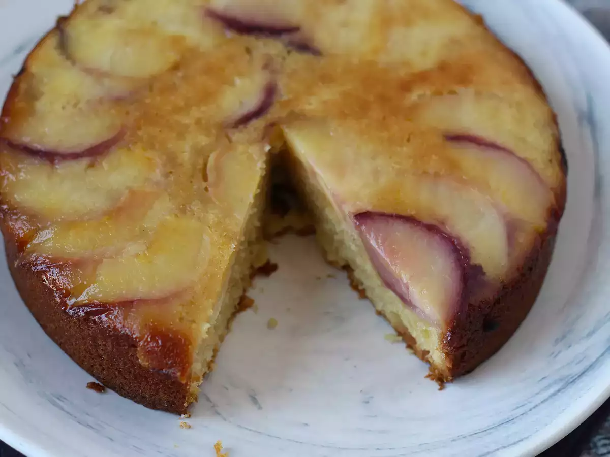 Obrnjena breskova torta – sočna, mehka in karamelizirana - fotografija 7