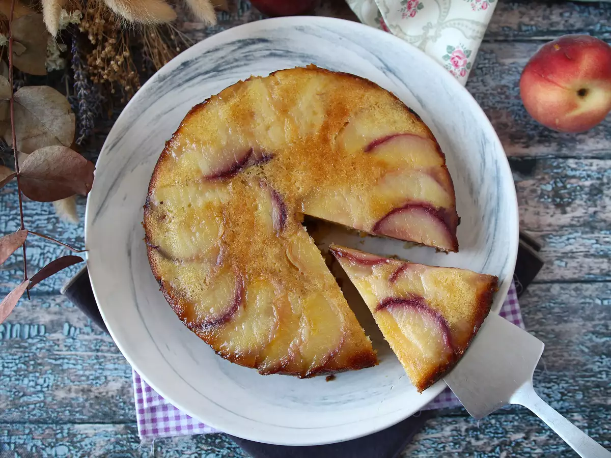 Obrnjena breskova torta – sočna, mehka in karamelizirana - fotografija 8