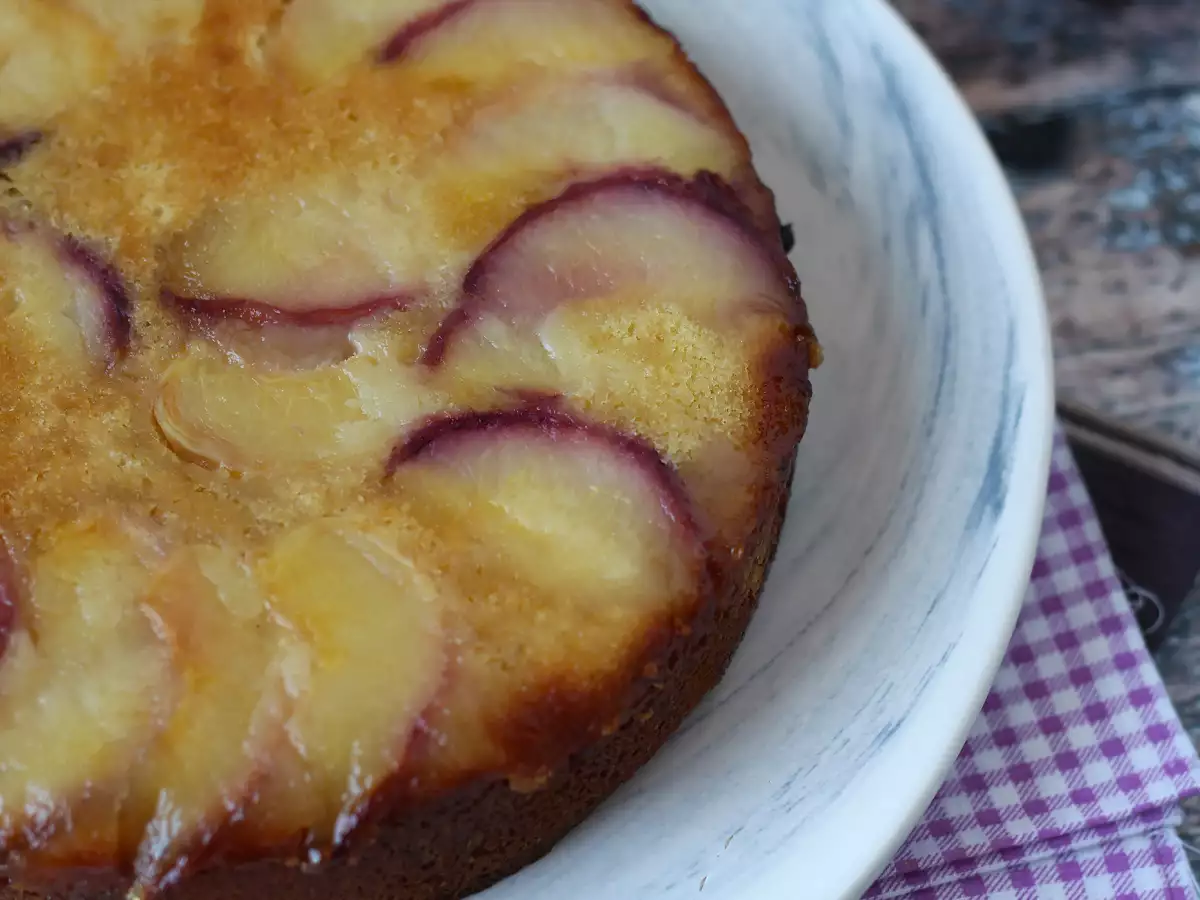Obrnjena breskova torta – sočna, mehka in karamelizirana - fotografija 9