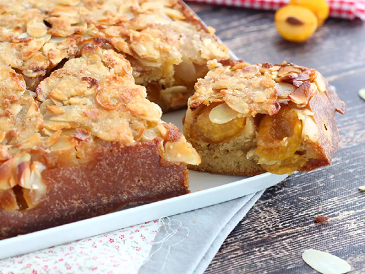Obrnjena torta z mirabelami in mandlji - fotografija 2