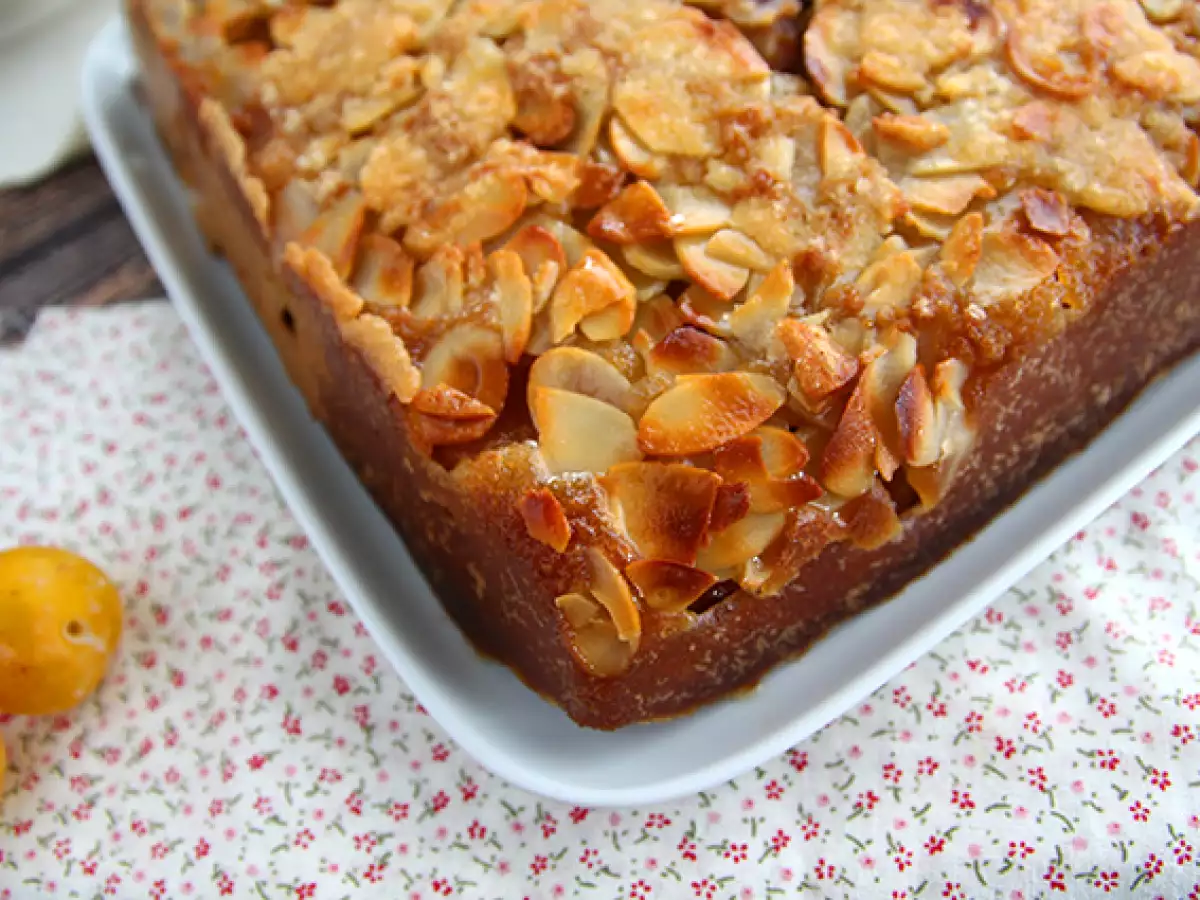 Obrnjena torta z mirabelami in mandlji - fotografija 3