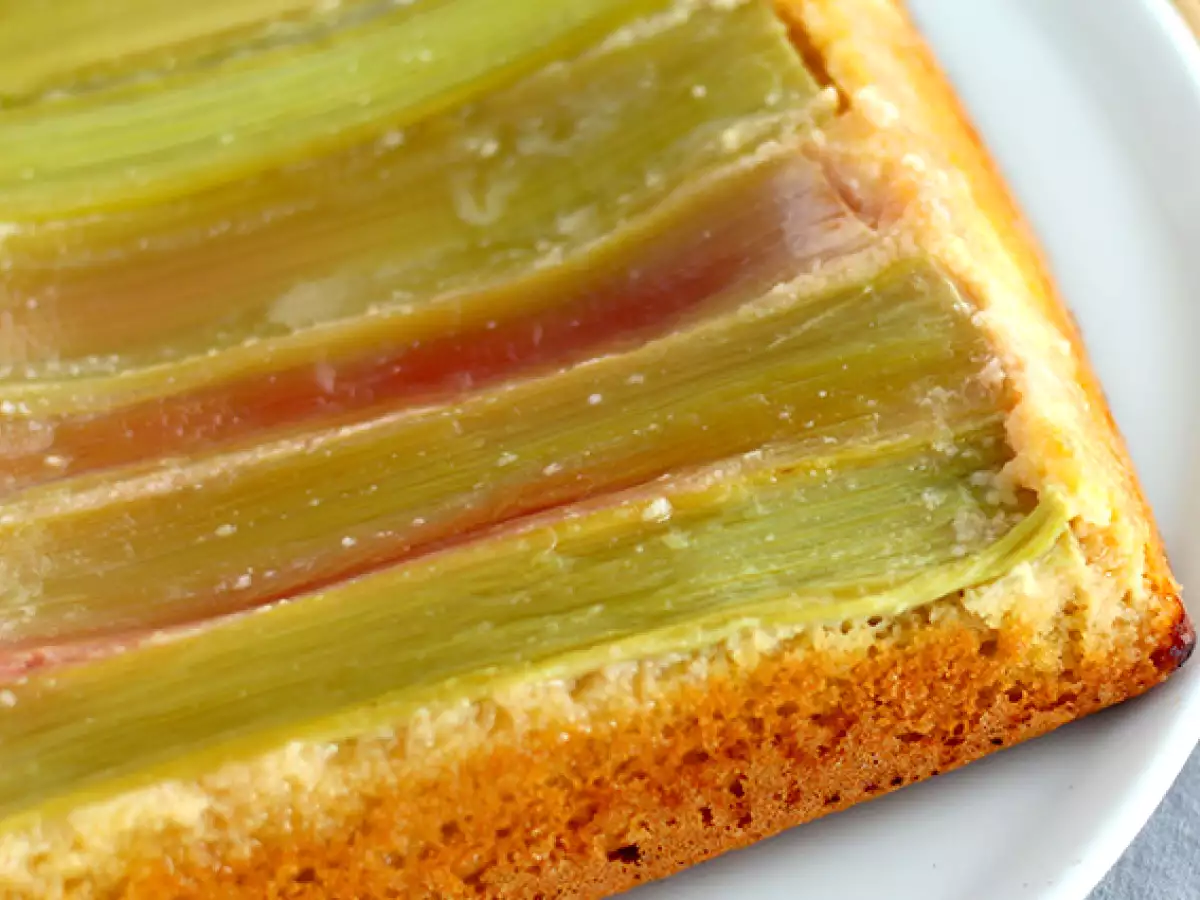 Obrnjena torta z rabarbaro - fotografija 2