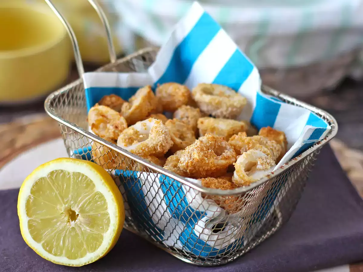 Obročki lignjev v zračnem cvrtniku hrustljavi in lahki - fotografija 3