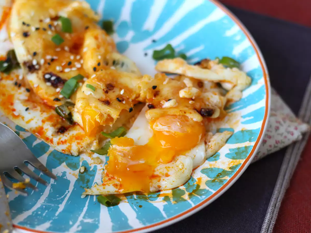 Ocvrta jajca z medom in mocarelo, sladek, slan in pikanten ekspresni zajtrk! - fotografija 4