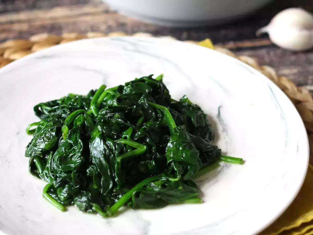 Ocvrta špinača v ponvi, okusna in enostavna priloga - fotografija 3