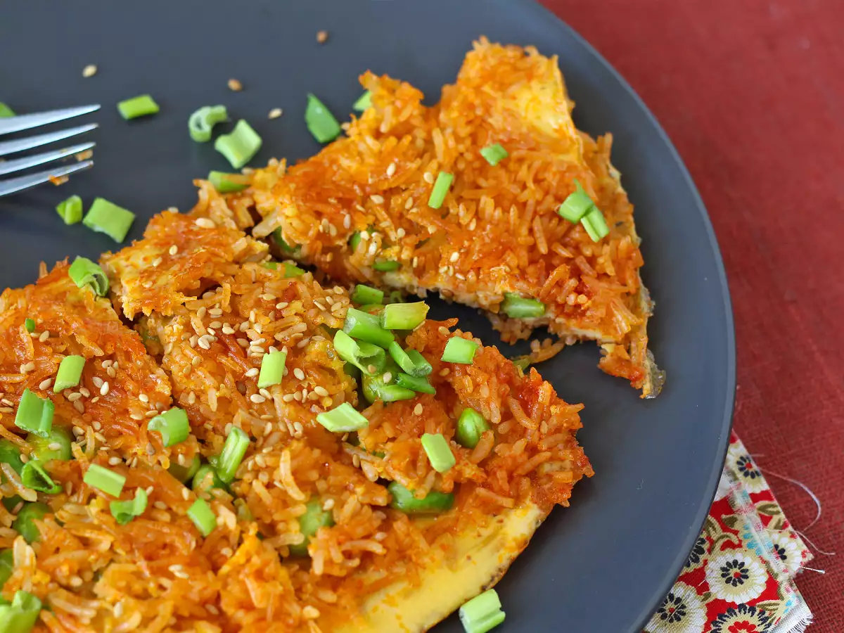 Omleta s hrustljavim rižem in sojinim fižolom, začinjen obrok, ki je hiter in brez odpadkov! - fotografija 4