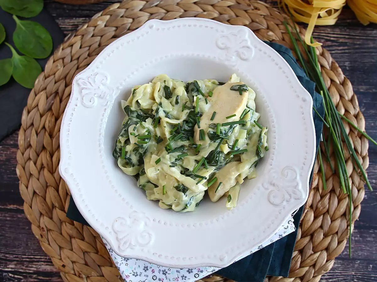 One pot testenine s špinačo, kozjim sirom in piščancem - fotografija 3