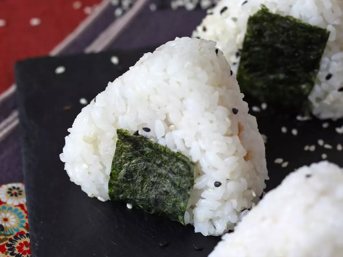 Onigiri s tuno – majhen japonski rižev sendvič v obliki trikotnika – おにぎり
