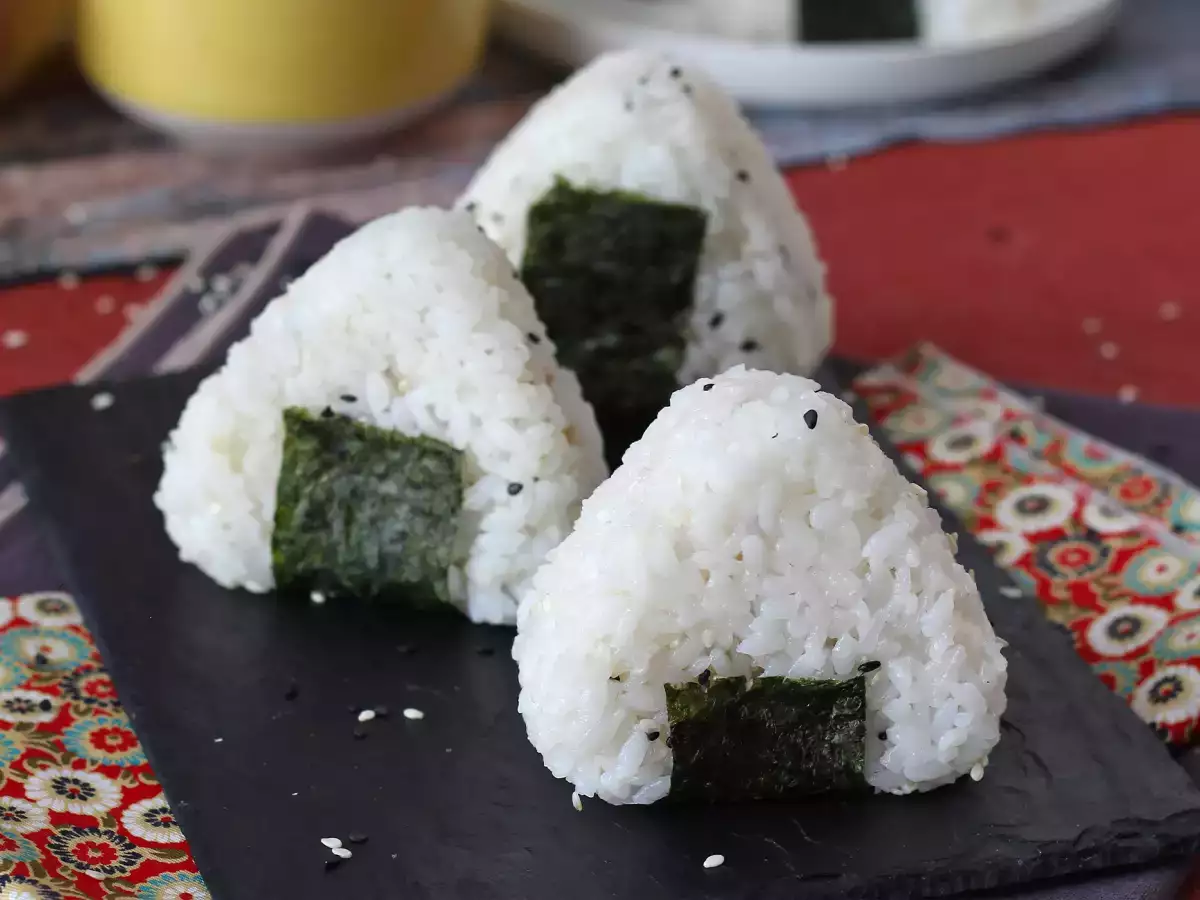 Onigiri s tuno – majhen japonski rižev sendvič v obliki trikotnika – おにぎり - fotografija 2
