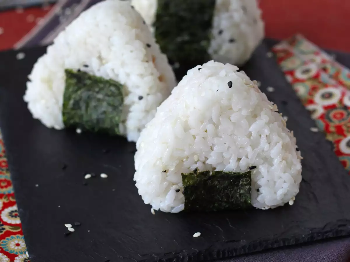 Onigiri s tuno – majhen japonski rižev sendvič v obliki trikotnika – おにぎり - fotografija 4