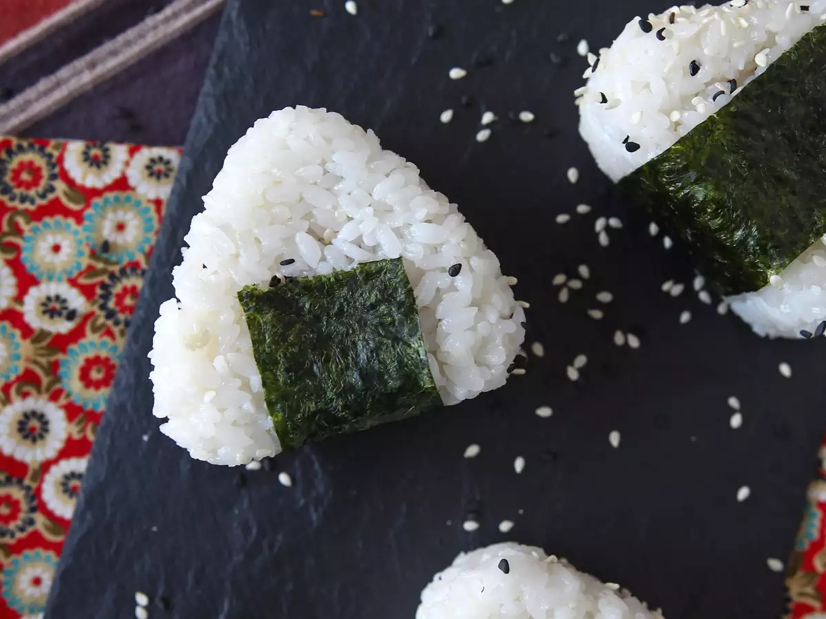 Onigiri s tuno – majhen japonski rižev sendvič v obliki trikotnika – おにぎり - fotografija 7
