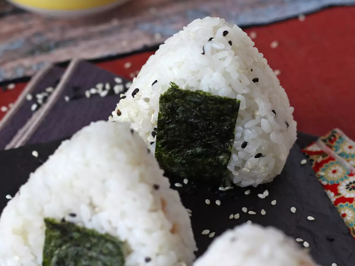 Onigiri s tuno – majhen japonski rižev sendvič v obliki trikotnika – おにぎり - fotografija 8