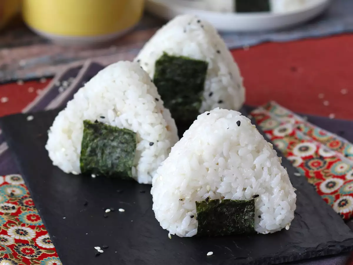 Onigiri s tuno, majhen japonski trikotni sendvič z rižem - おにぎり - fotografija 2
