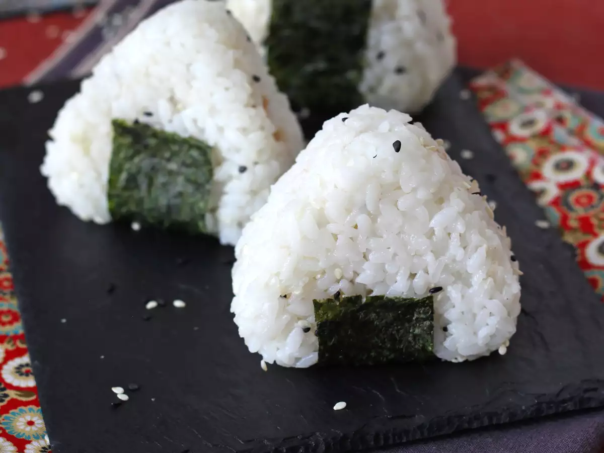 Onigiri s tuno, majhen japonski trikotni sendvič z rižem - おにぎり - fotografija 4