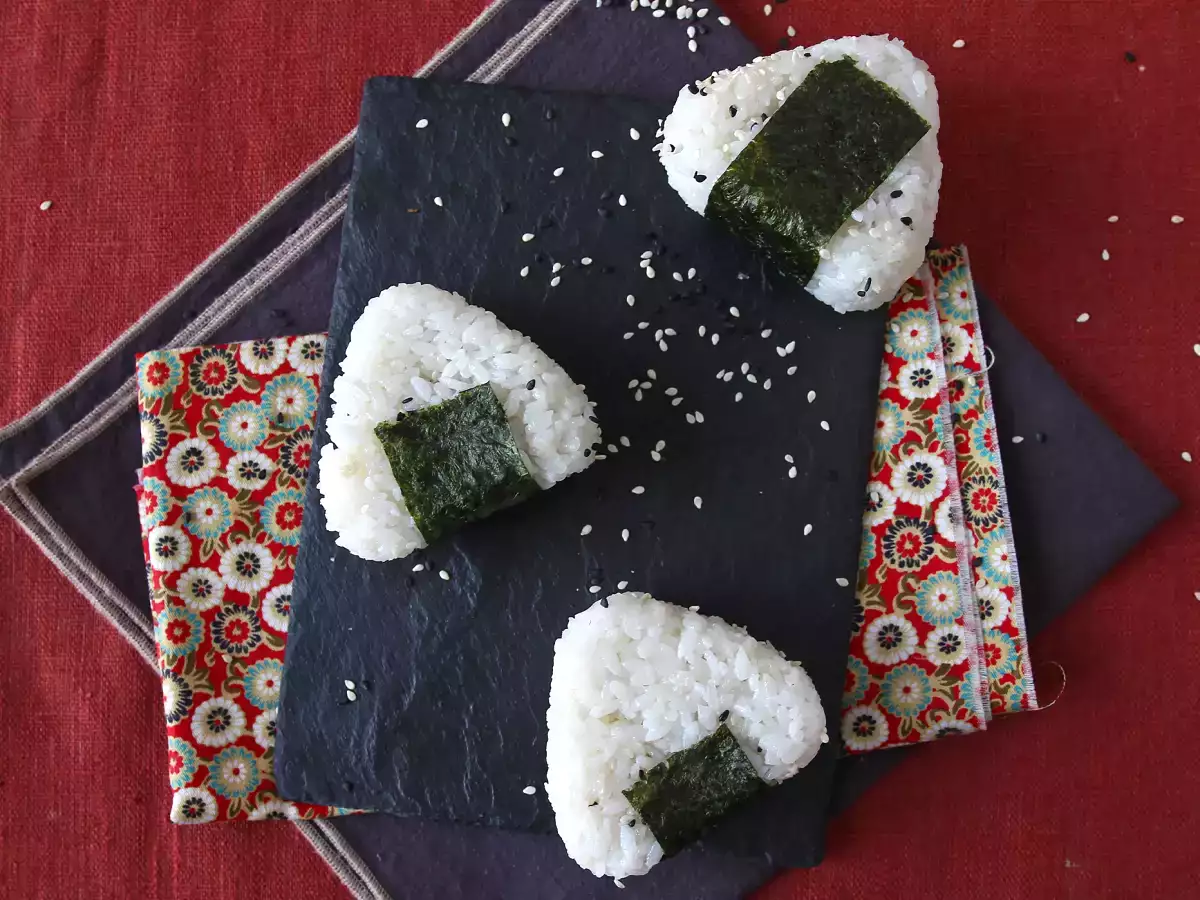 Onigiri s tuno, majhen japonski trikotni sendvič z rižem - おにぎり - fotografija 5