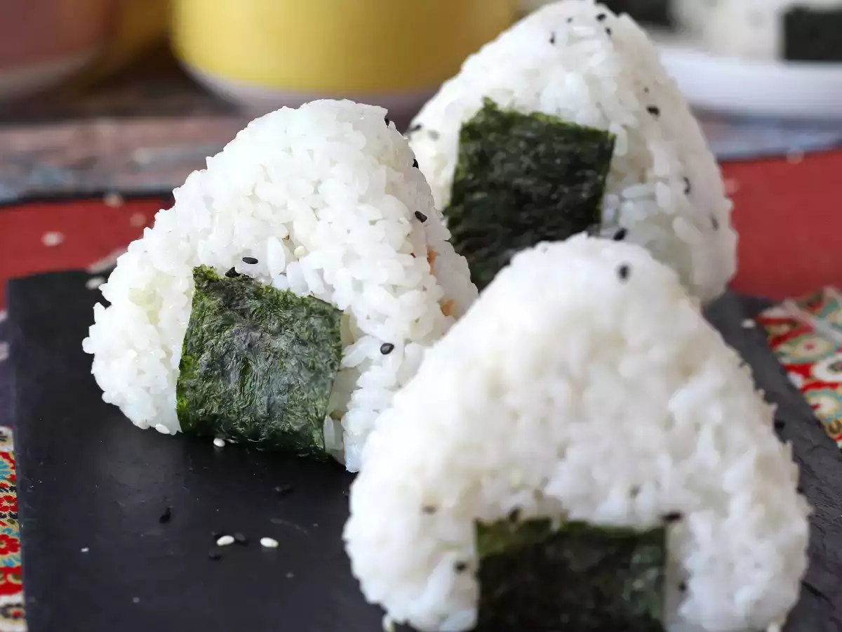 Onigiri s tuno, majhen japonski trikotni sendvič z rižem - おにぎり - fotografija 6