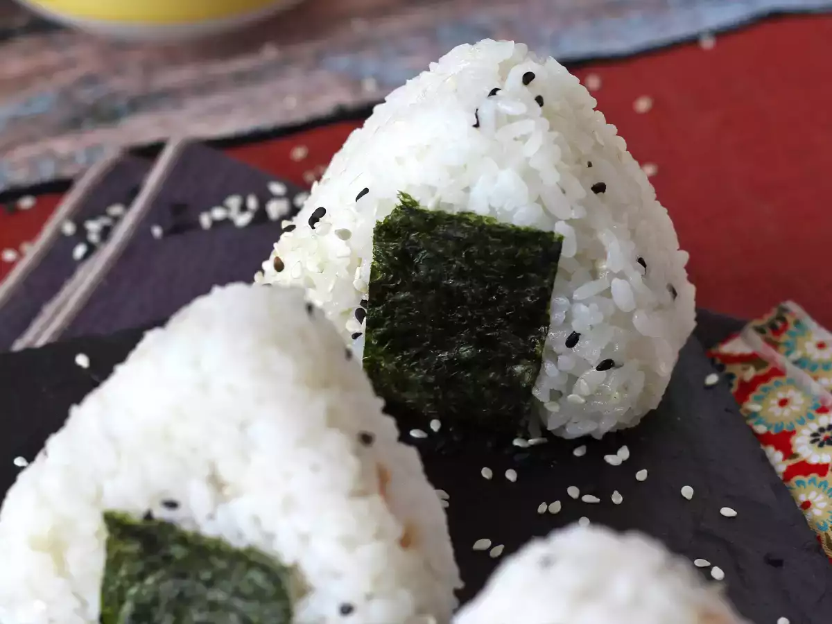 Onigiri s tuno, majhen japonski trikotni sendvič z rižem - おにぎり - fotografija 8