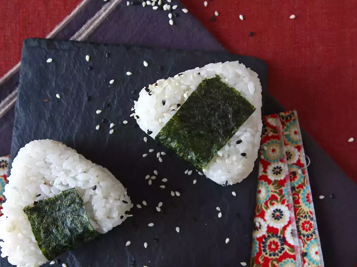 Onigiri s tuno, majhen japonski trikotni sendvič z rižem - おにぎり - fotografija 9