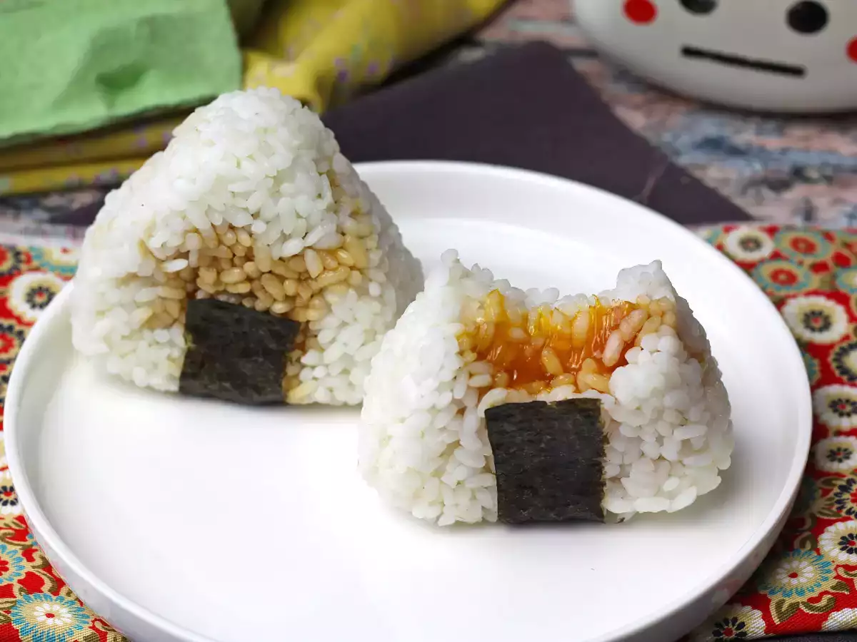 Onigiri z jajčnimi rumenjaki, konzerviranimi v sojini omaki - fotografija 2