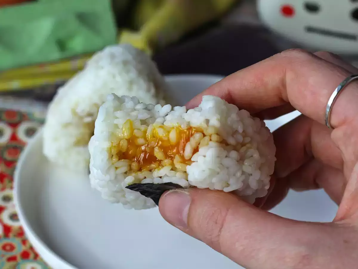 Onigiri z jajčnimi rumenjaki, konzerviranimi v sojini omaki - fotografija 3