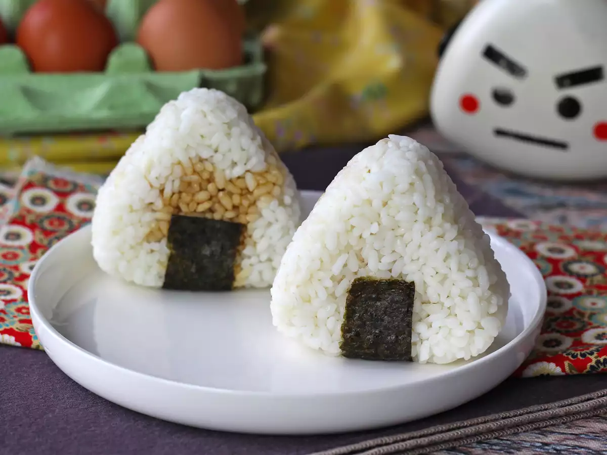 Onigiri z jajčnimi rumenjaki, konzerviranimi v sojini omaki - fotografija 4