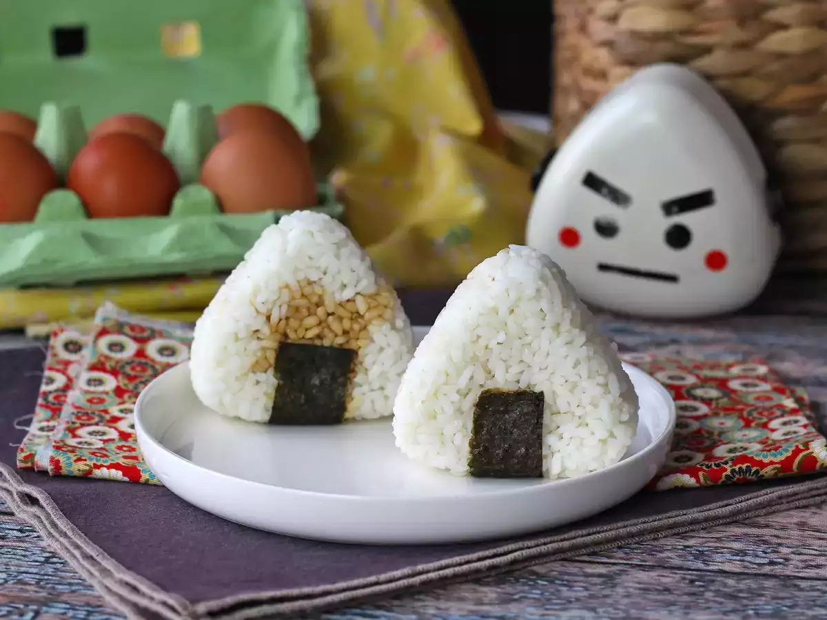 Onigiri z jajčnimi rumenjaki, konzerviranimi v sojini omaki - fotografija 7