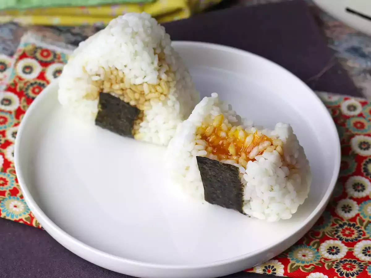 Onigiri z jajčnimi rumenjaki, konzerviranimi v sojini omaki - fotografija 8