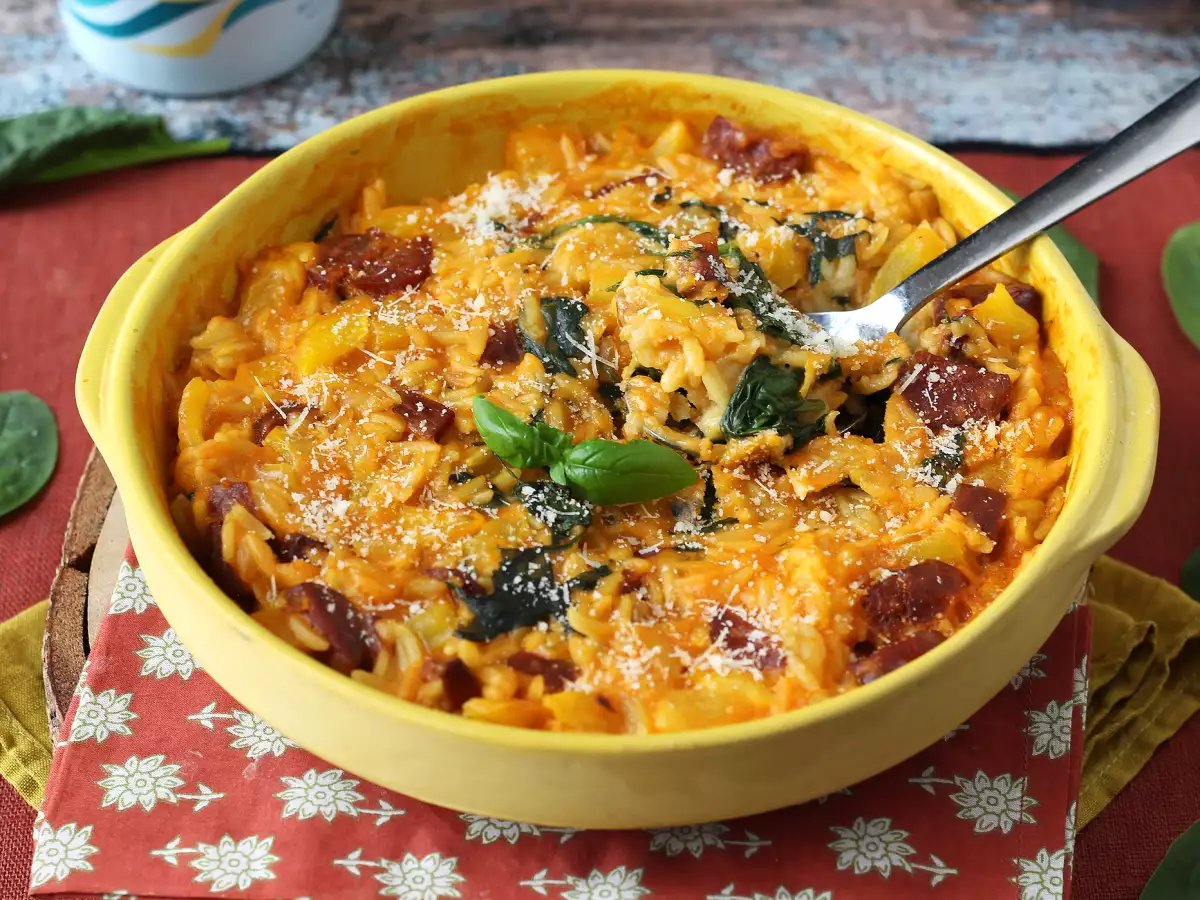 Orzo iz ene posode s papriko, chorizom in špinačo