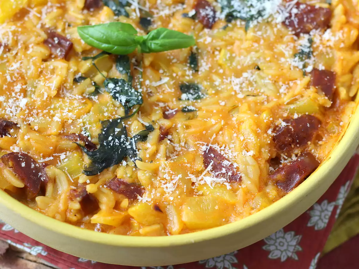 Orzo iz ene posode s papriko, chorizom in špinačo - fotografija 2