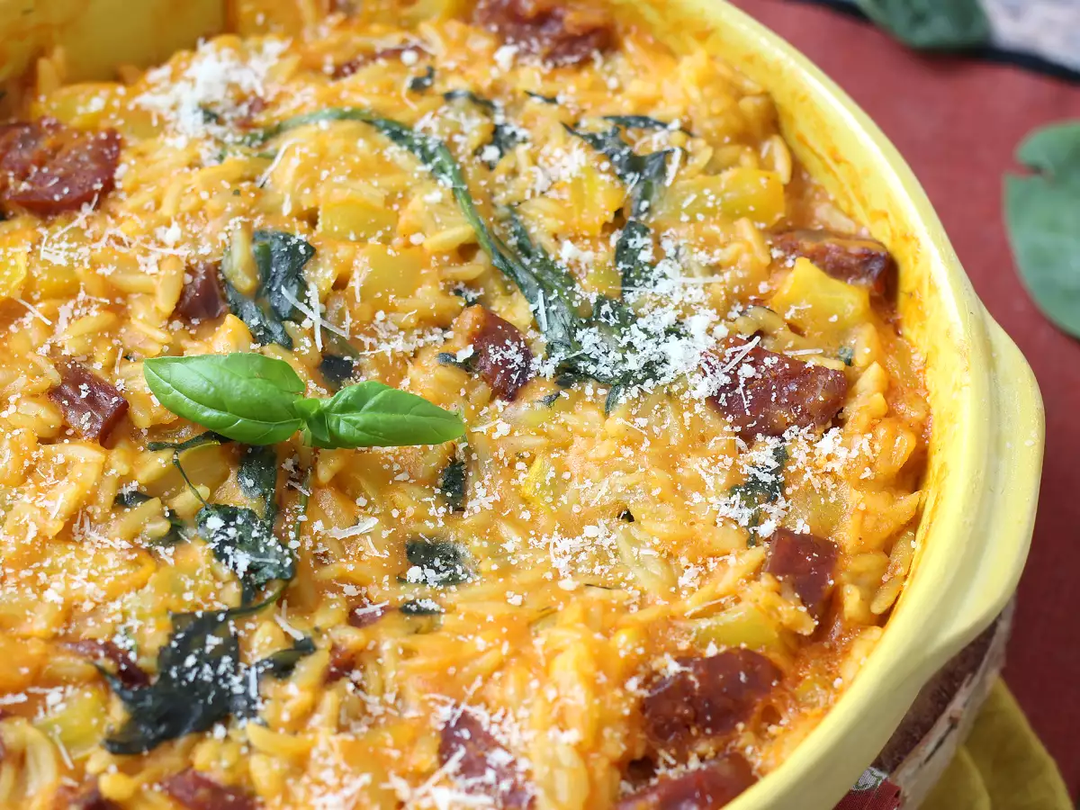 Orzo iz ene posode s papriko, chorizom in špinačo - fotografija 4