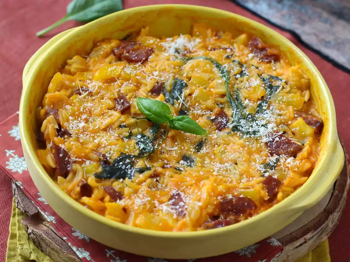 Orzo iz ene posode s papriko, chorizom in špinačo - fotografija 6