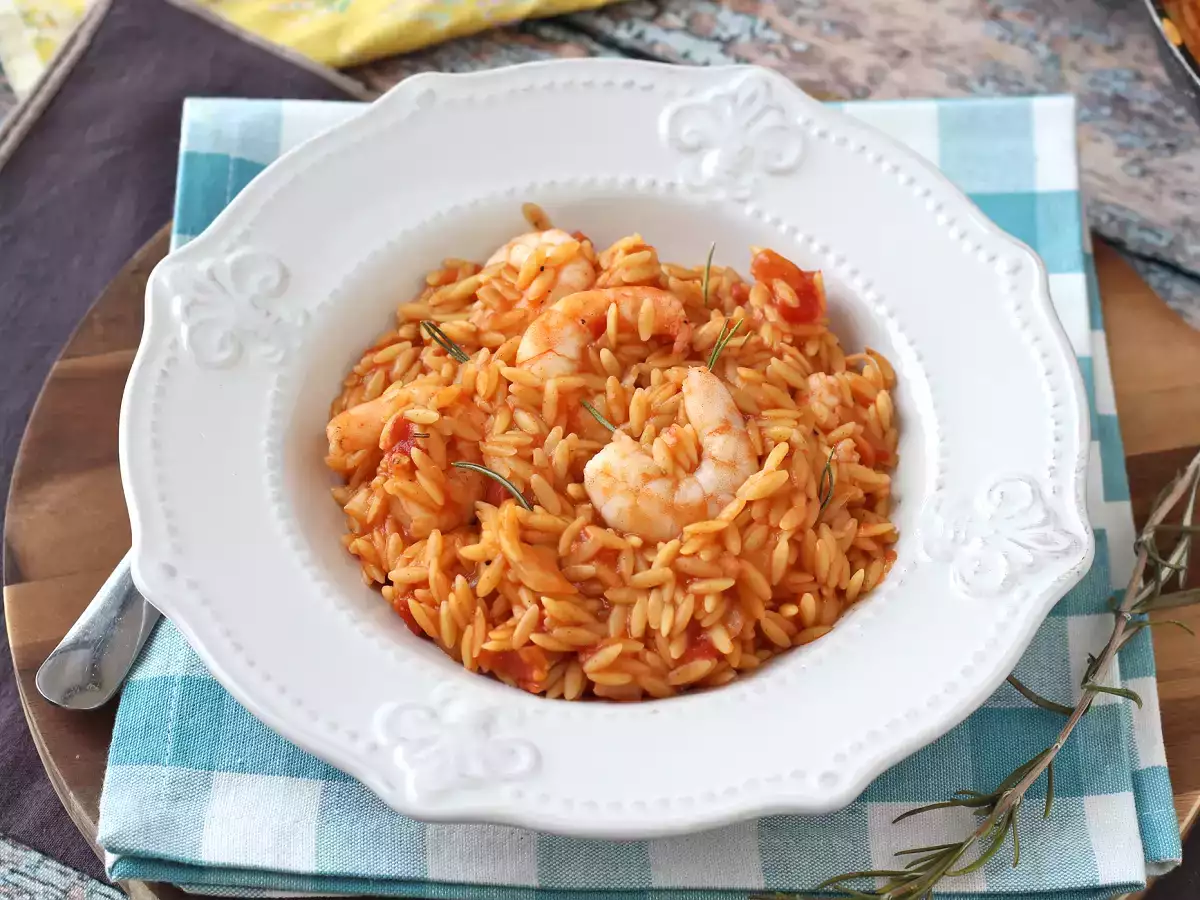 Orzo testenine s paradižnikom in kozicami, pripravljene kot rižota - fotografija 3