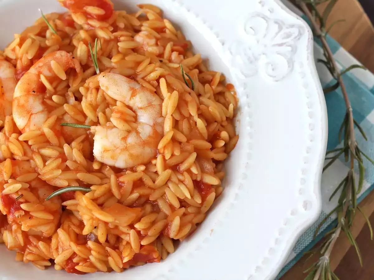 Orzo testenine s paradižnikom in kozicami, pripravljene kot rižota - fotografija 4