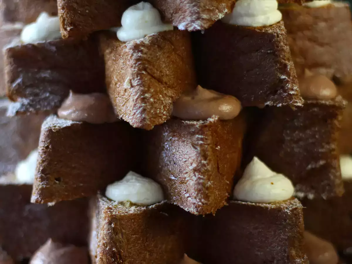 Pandoro brioš, polnjen z Nutellino in vaniljevo kremo v obliki božičnega drevesca - fotografija 2