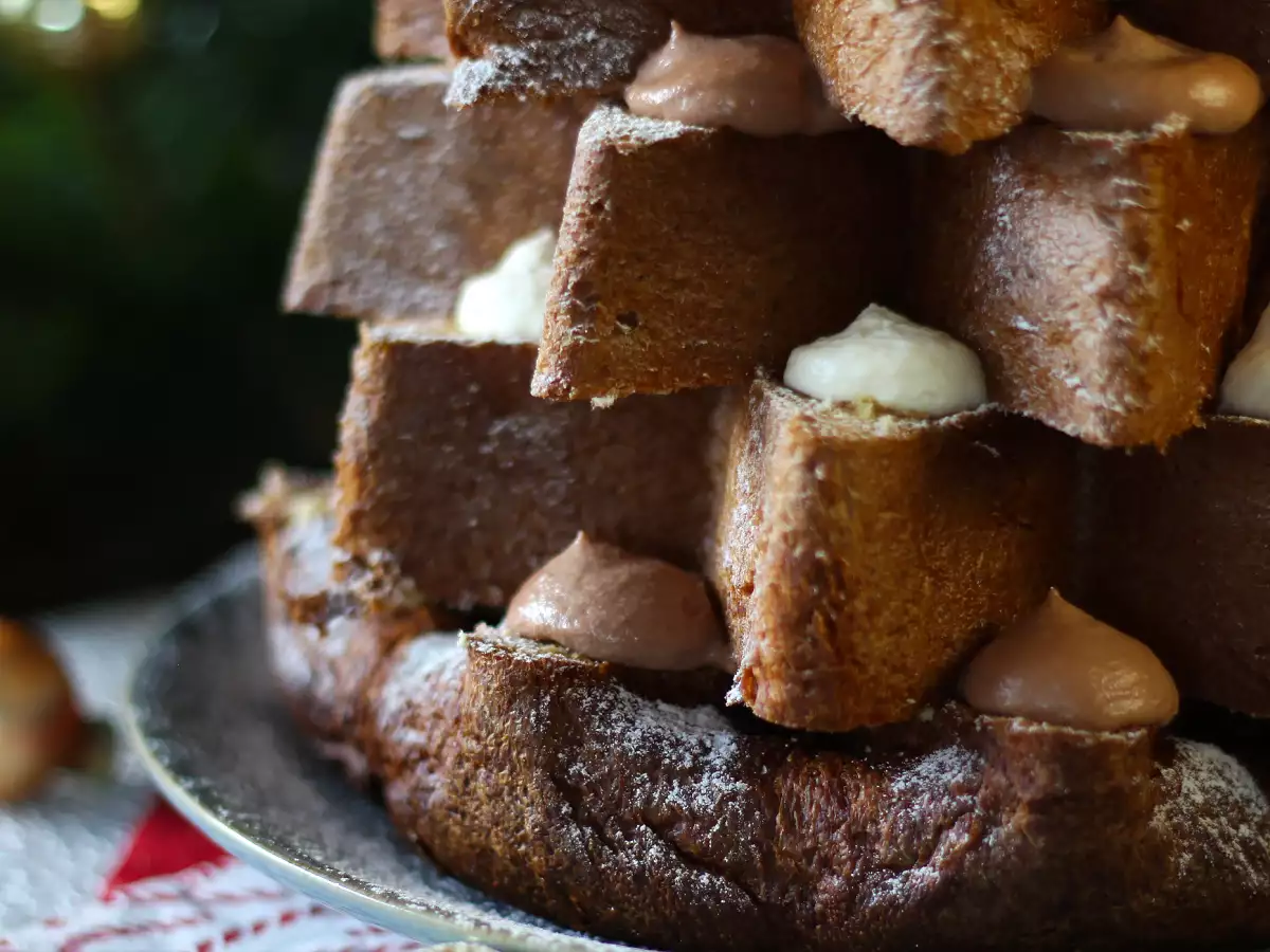 Pandoro brioš, polnjen z Nutellino in vaniljevo kremo v obliki božičnega drevesca - fotografija 6
