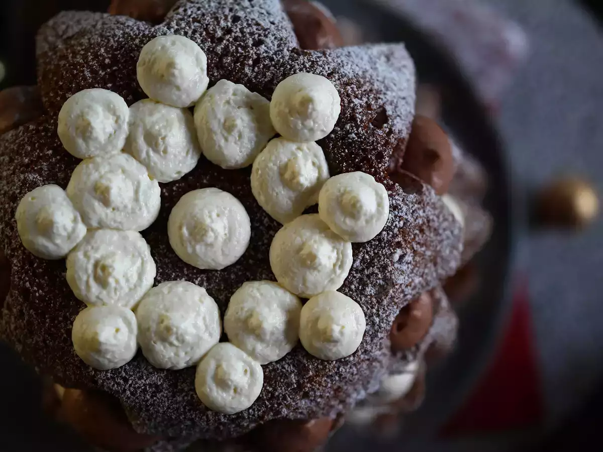 Pandoro brioš, polnjen z Nutellino in vaniljevo kremo v obliki božičnega drevesca - fotografija 8