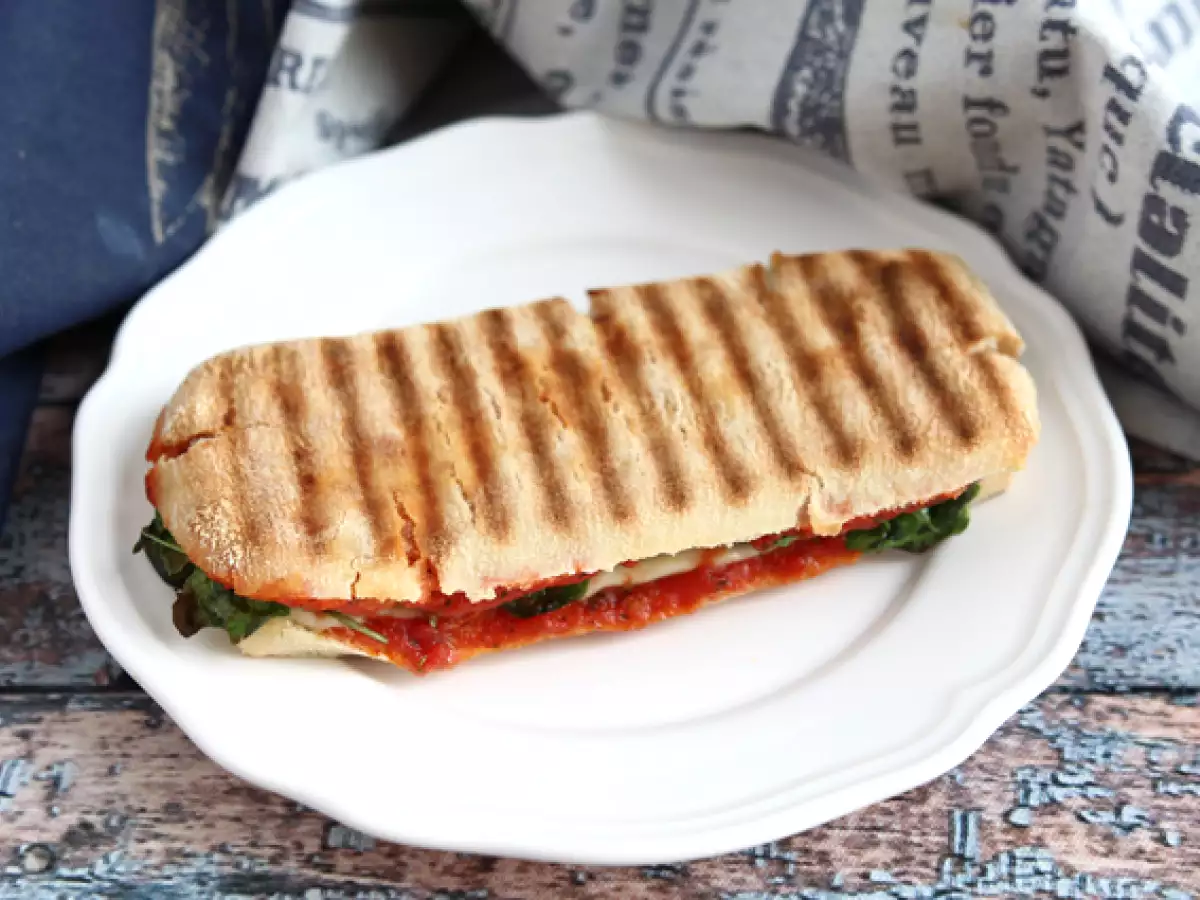 Panini s chorizom in ementalerjem - fotografija 2