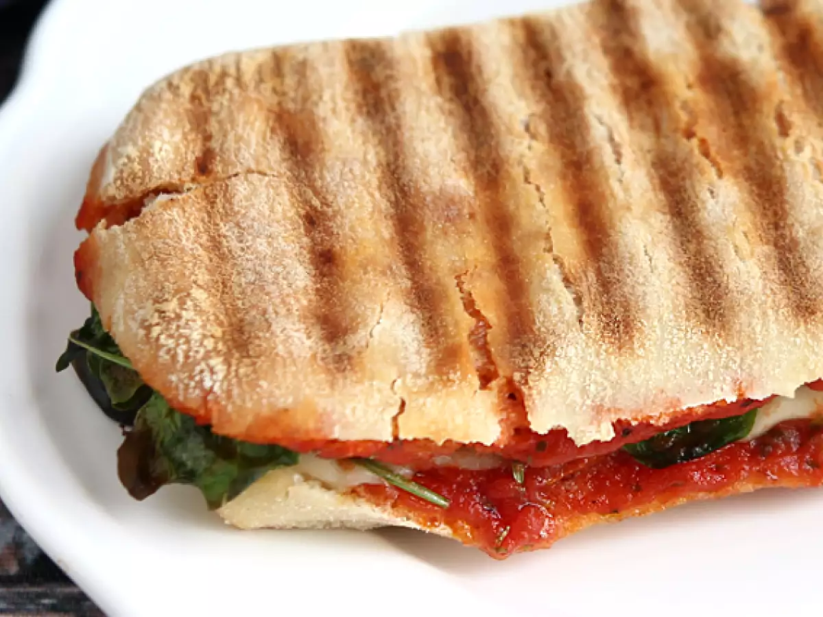 Panini s chorizom in ementalerjem - fotografija 4