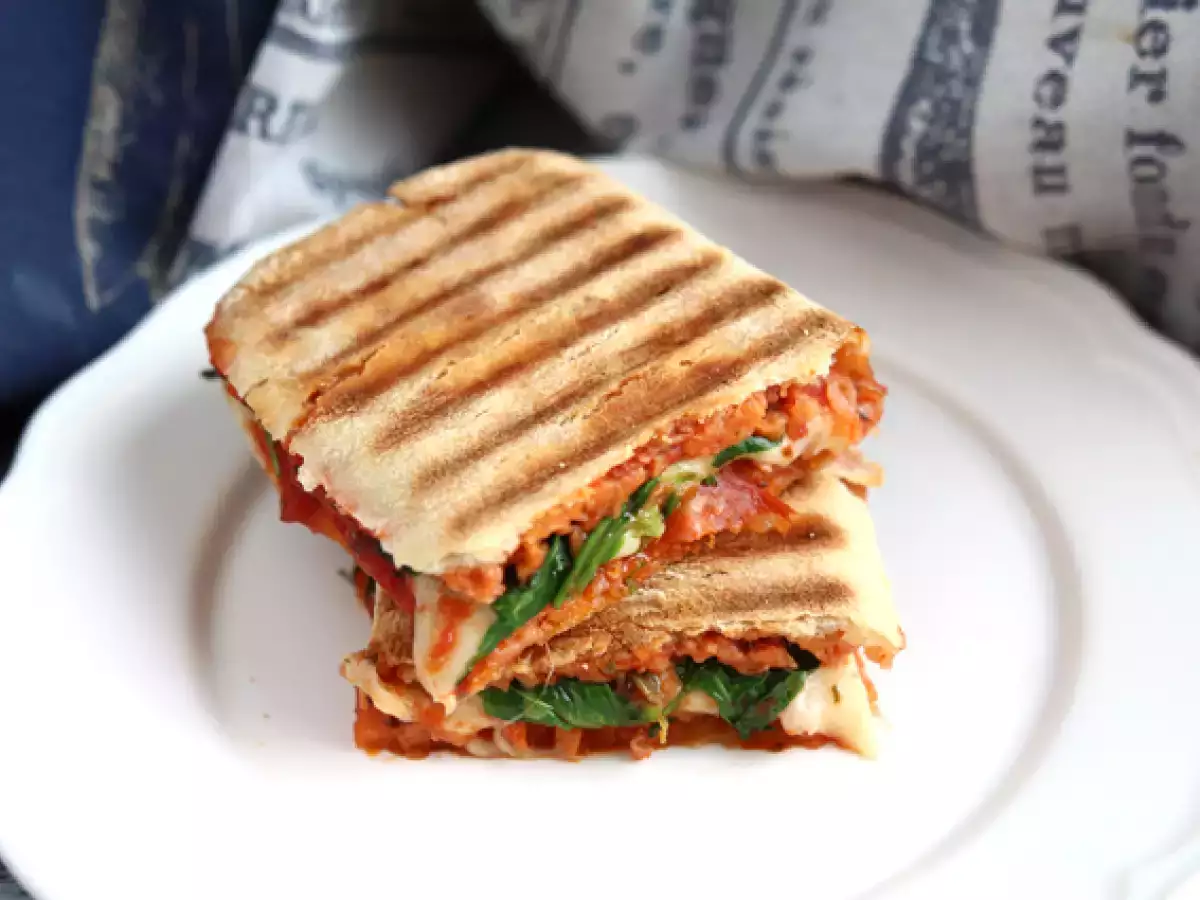 Panini s čorizom in ementalom