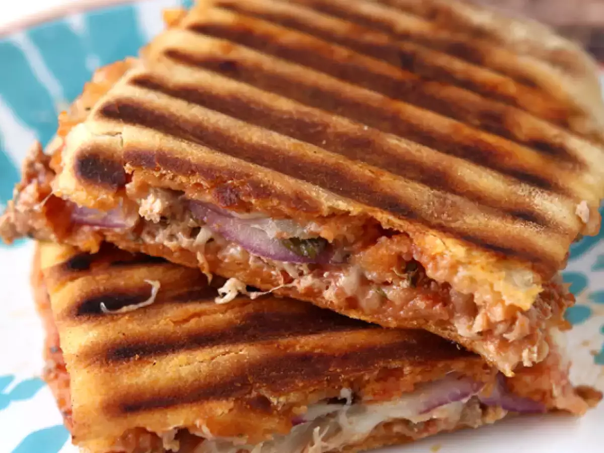 Panini s tuno, paradižnikom in kaprami - fotografija 3