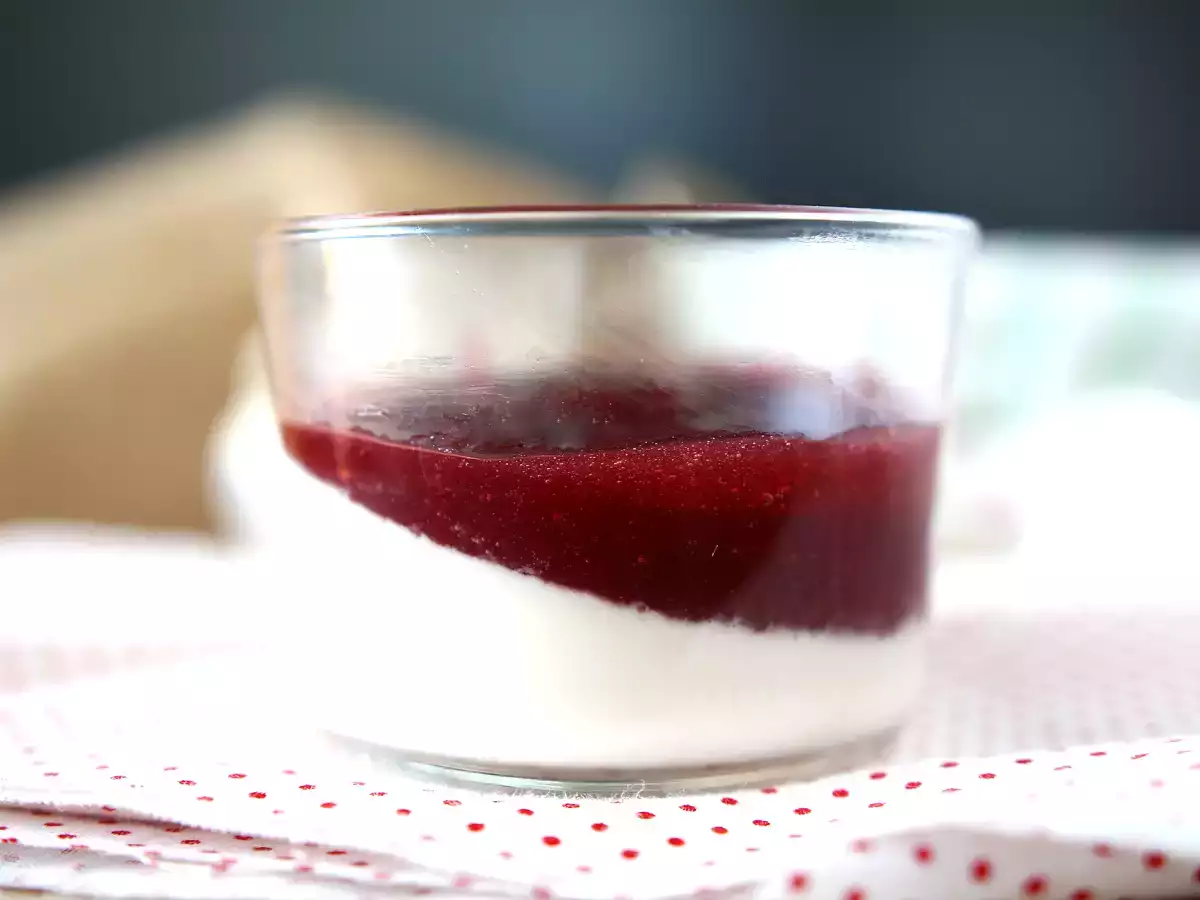Panna cotta z jagodnim coulisom - fotografija 2
