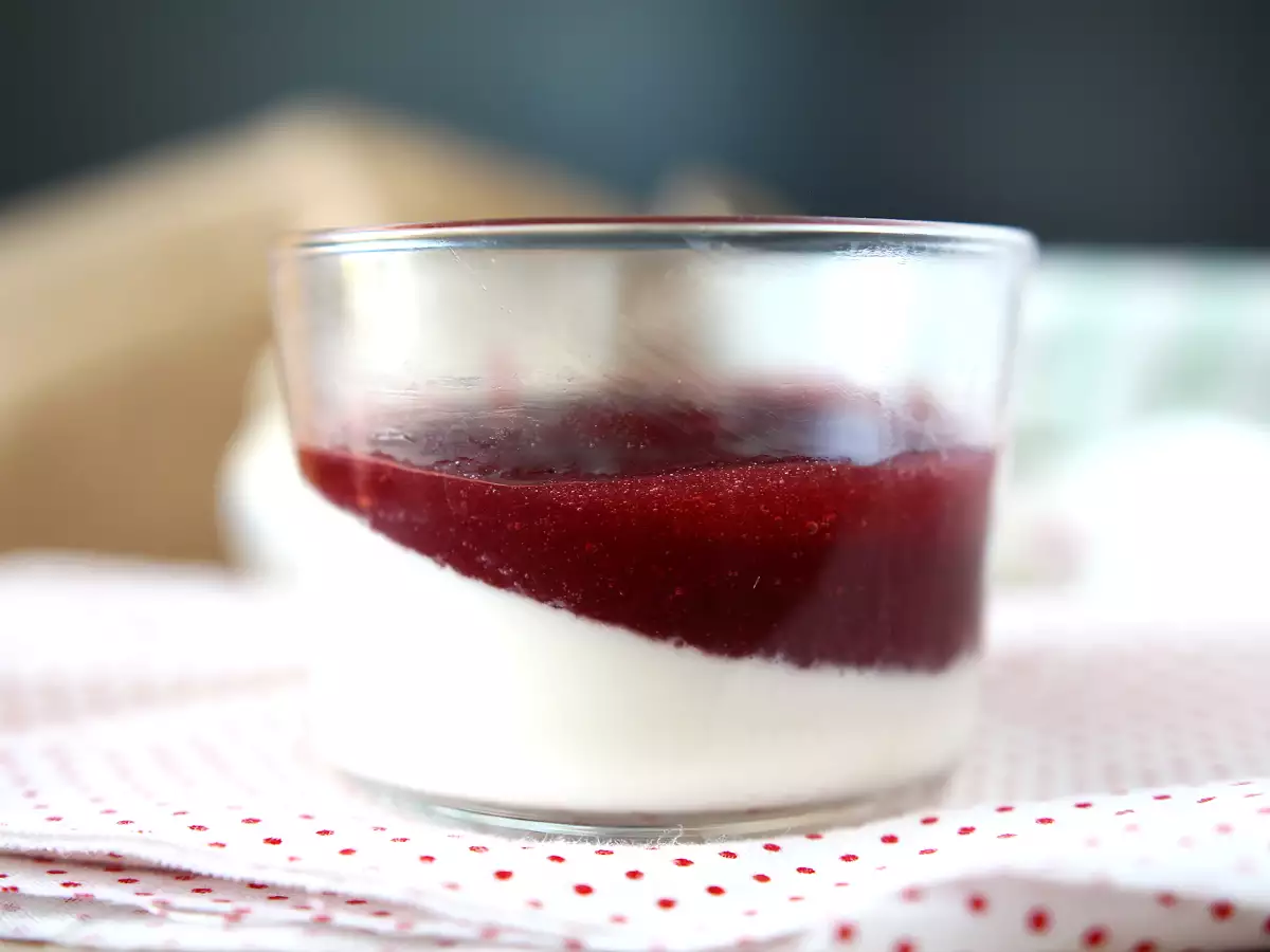 Panna cotta z omako iz gozdnih sadežev - fotografija 2
