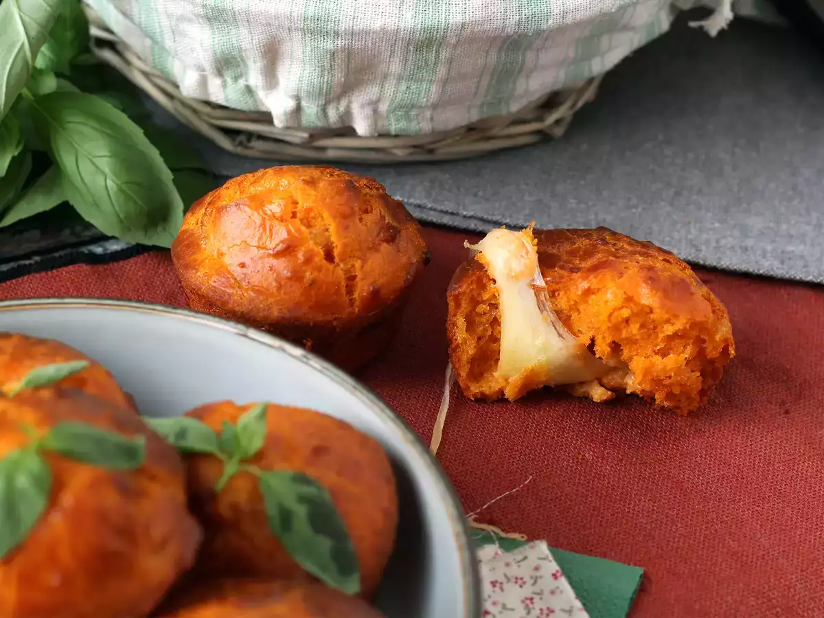 Paradižnikovi mafini s topljivim srcem mocarele - fotografija 2