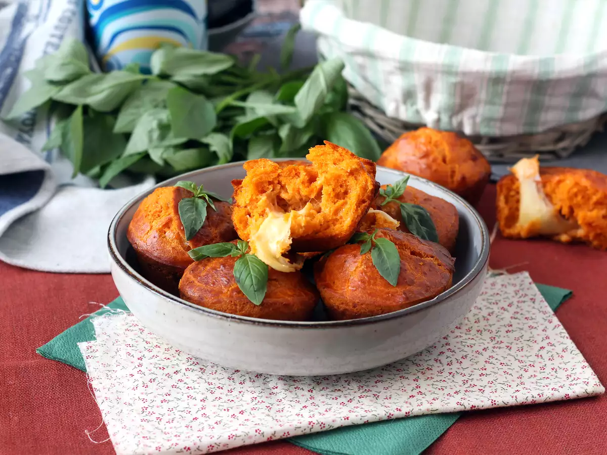 Paradižnikovi mafini s topljivim srcem mocarele - fotografija 4