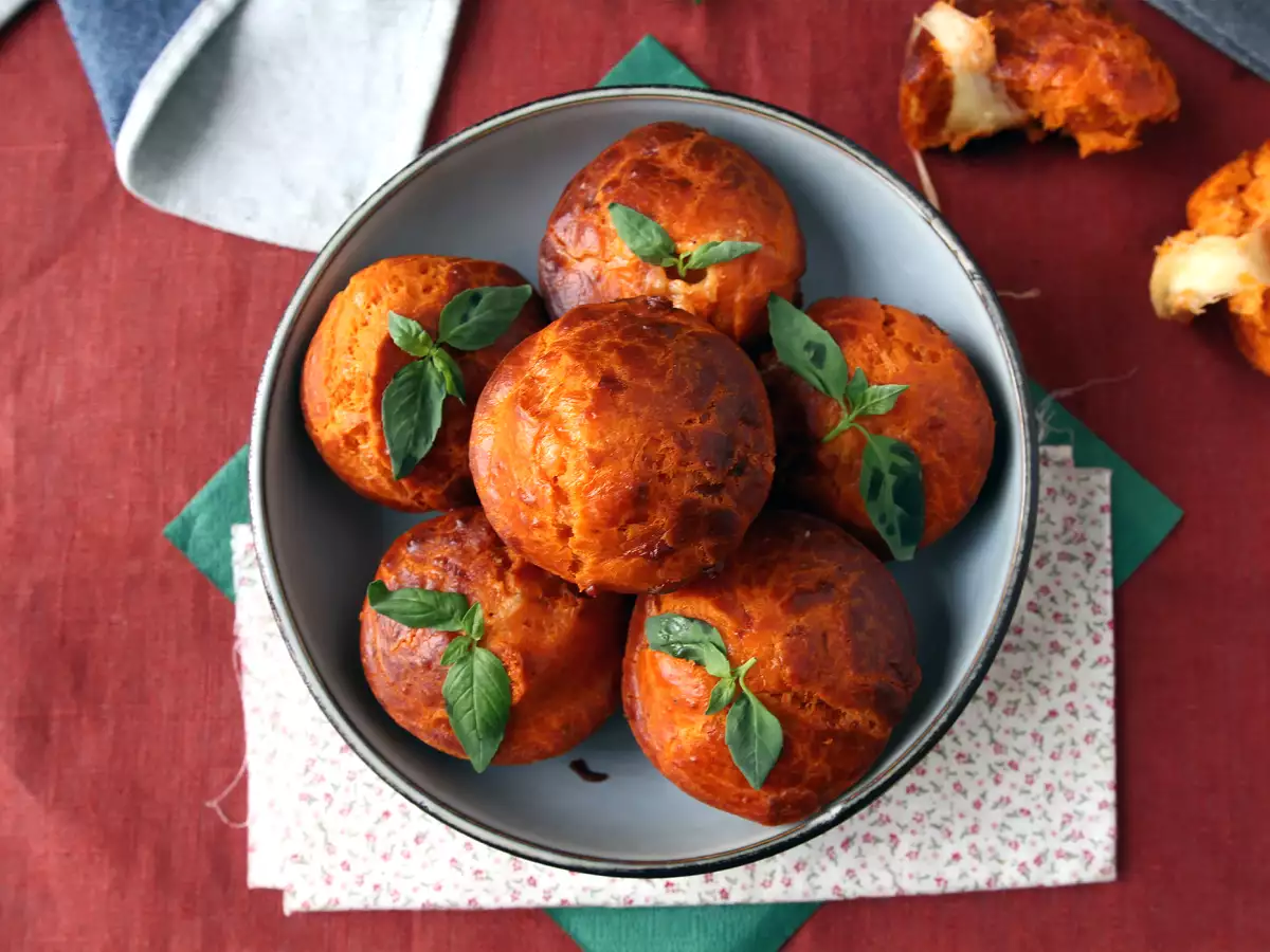 Paradižnikovi mafini s topljivim srcem mocarele - fotografija 5