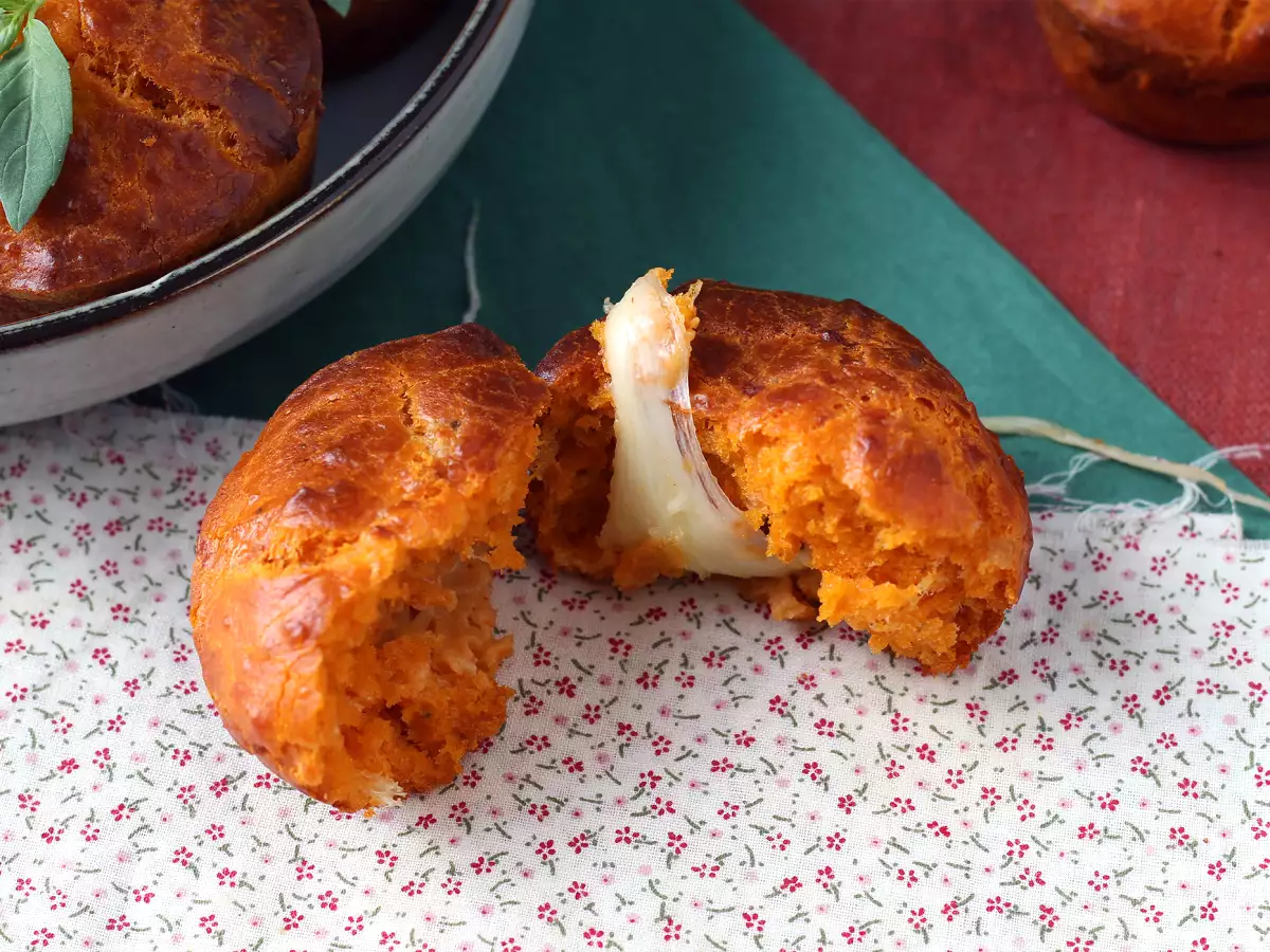 Paradižnikovi mafini s topljivim srcem mocarele - fotografija 7